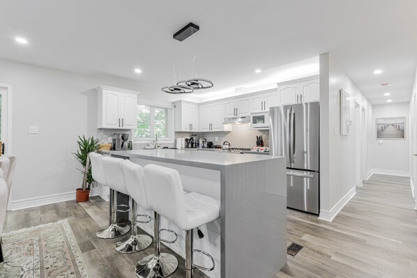 Refrigerador, microondas, horno y parrilla de estufa 