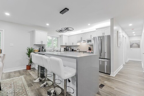 Innisfil Retreat: Hot Tub, Sauna, Pool Table