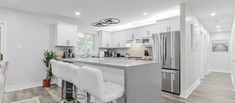 Innisfil Retreat: Hot Tub, Sauna, Pool Table