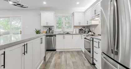Innisfil Retreat: Hot Tub, Sauna, Pool Table