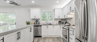 Innisfil Retreat: Hot Tub, Sauna, Pool Table