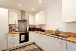 Private kitchen - Paradise of Queen at Sheffield City Center 5* Home away Home Comfort (Sheffield City Centre)