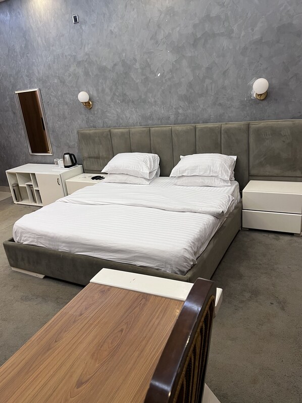 1 habitación, escritorio, tabla de planchar con plancha y wifi gratis 