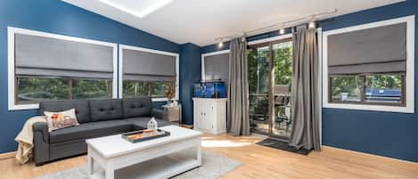 Smart-TV, Kamin, DVD-Player, Bücher