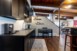 Fridge, microwave, oven, stovetop - Ski Chalet-Style Home with Hot Tub Spa, Eastman Community (Grantham)