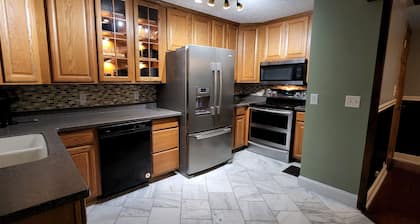 Minutes to Cedar Point, newly remodeled 4 bedrooms.