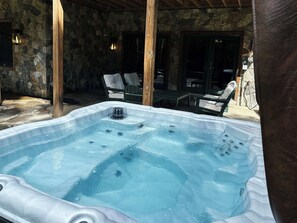 Outdoor spa tub - Cedar & Stone House, Minutes from Mt Snow & Hermitage (Wilmington)