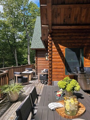 Outdoor dining - Cedar & Stone House, Minutes from Mt Snow & Hermitage (Wilmington)