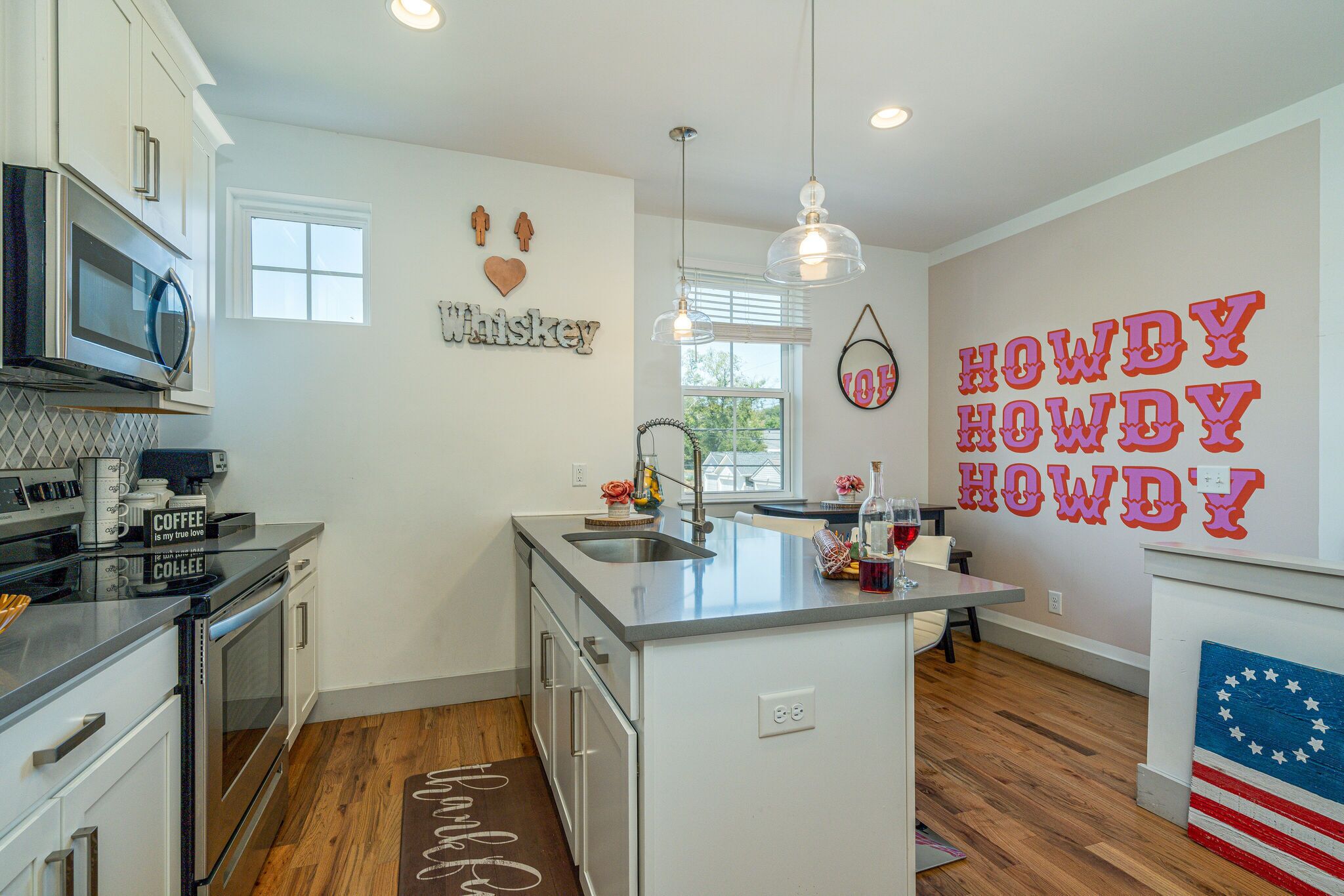 Howdy Hideaway-Sleeps 10 - Minutes to Broadway!