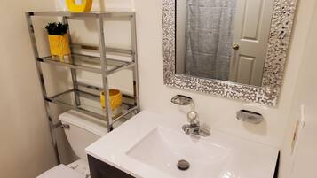 Combined shower/tub, towels, soap, shampoo