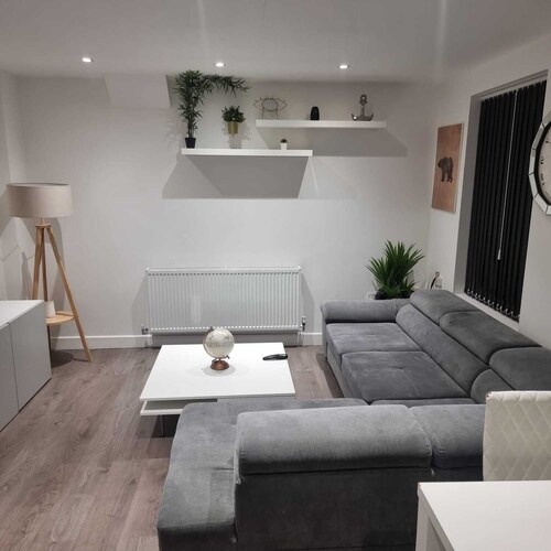 Charming 4-bed House in Enfield North London