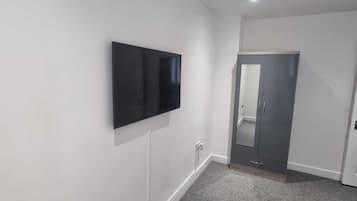 House, Multiple Beds | 4 bedrooms, iron/ironing board, free WiFi, bed sheets