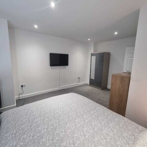 House, Multiple Beds | 4 bedrooms, iron/ironing board, free WiFi, bed sheets - Charming 4-bed House in Enfield North London (Enfield)