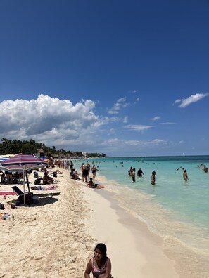 Una playa cerca, toallas de playa