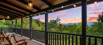 Peaceful 5-bedroom cabin with hot tub and views