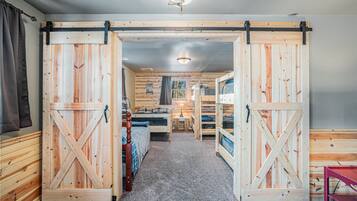 4 chambres, bureau, fer et planche à repasser, lit parapluie