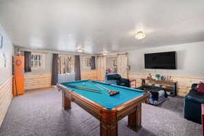 Smart TV, fireplace, DVD player, table football