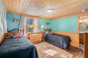 4 bedrooms, desk, iron/ironing board, travel cot