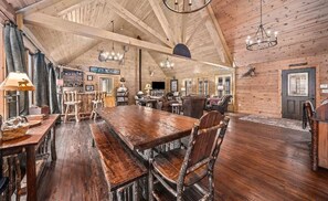 Dining - Large LODGE•Sleeps 20• Game Rm •HOT TUB• Golf nearby • Pontoon • poker rm (Lawrence)