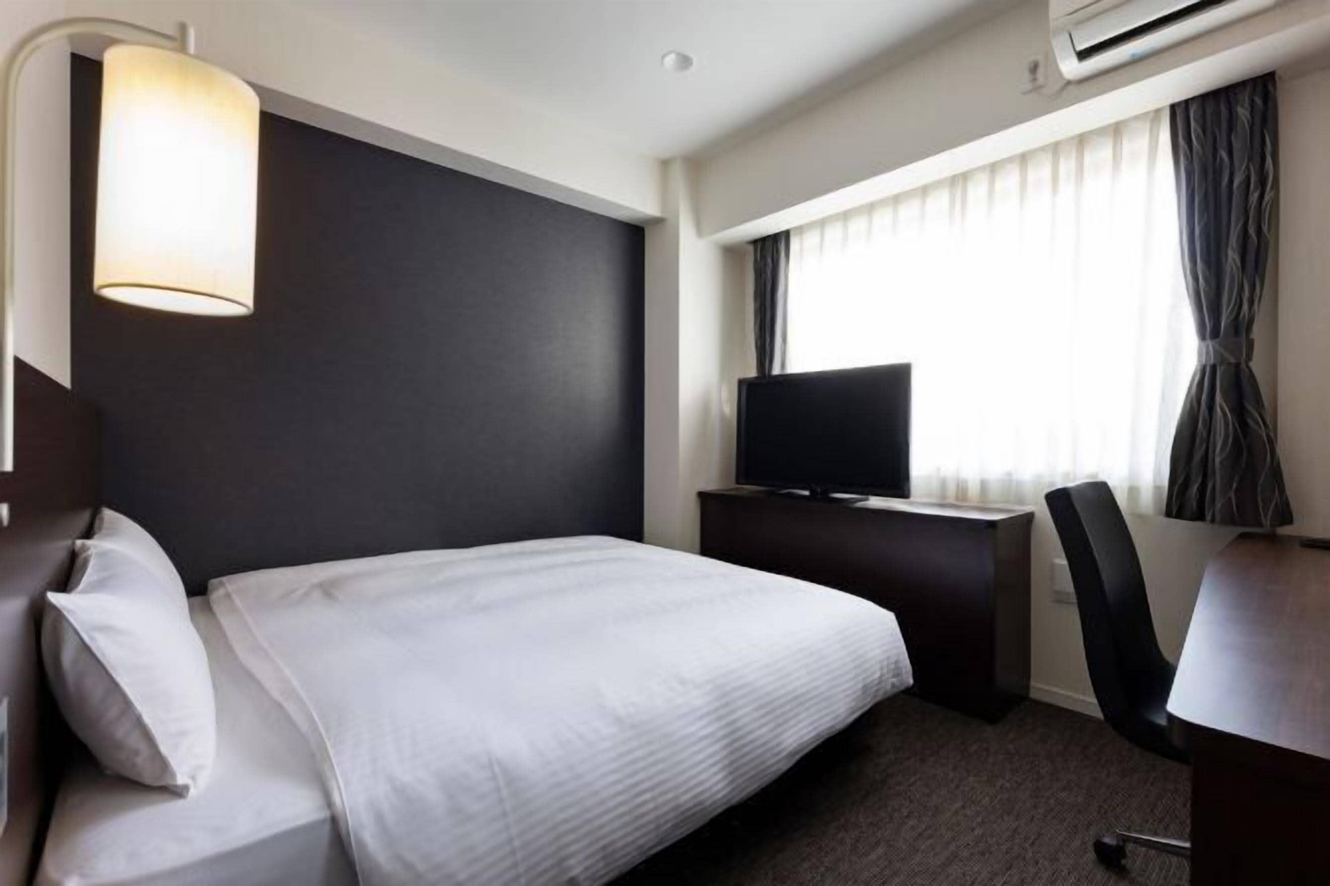 In-room safe, blackout drapes, free WiFi