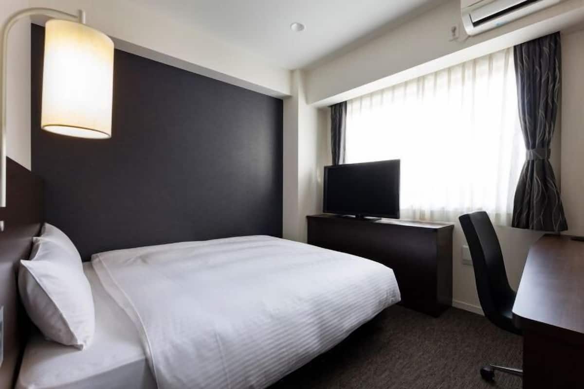 In-room safe, blackout drapes, free WiFi