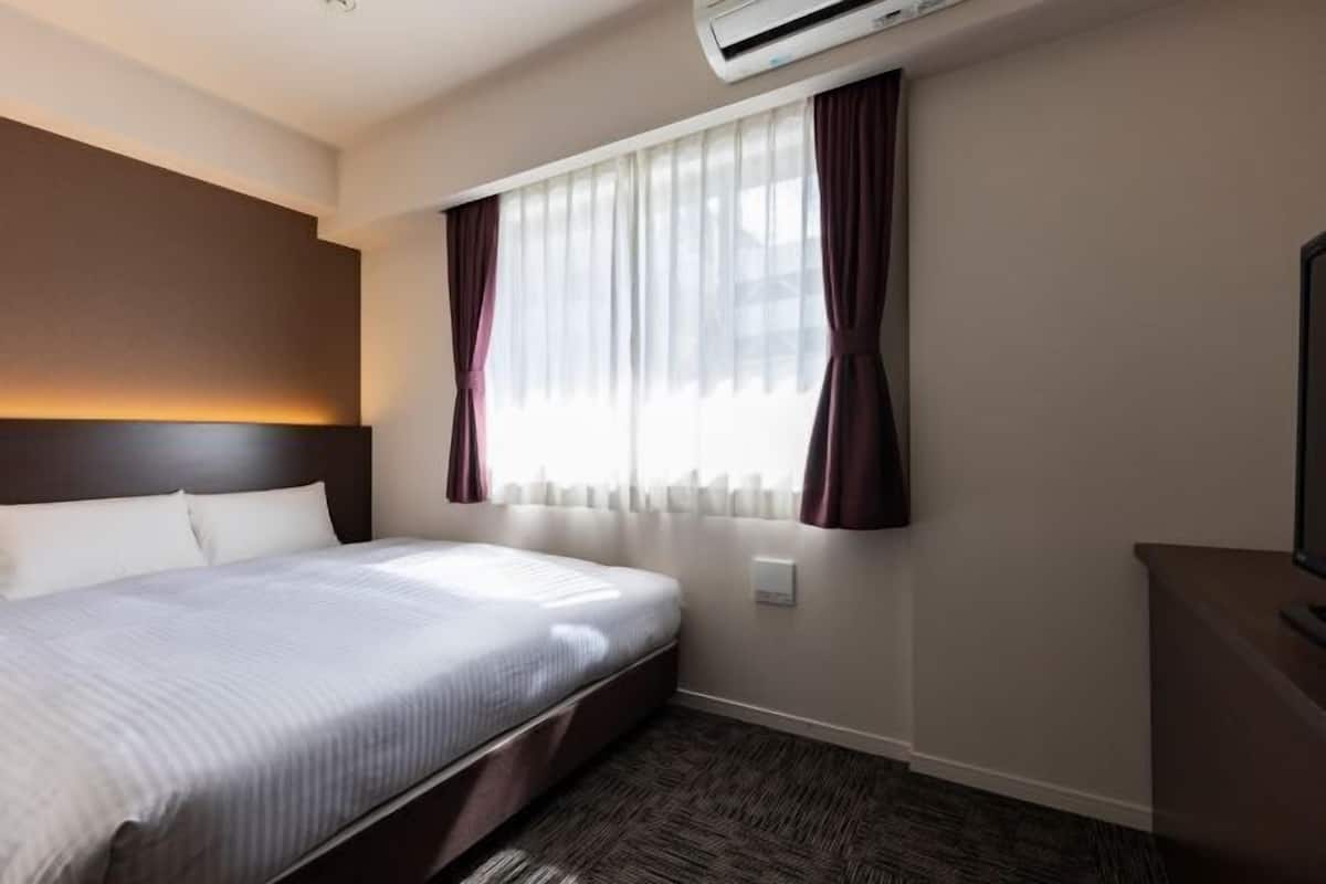 In-room safe, blackout drapes, free WiFi