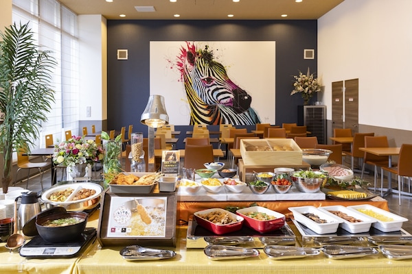 Daily buffet breakfast (JPY 2000 per person)