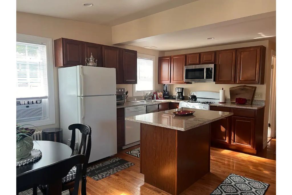 Cozy Family Cottage within walking distance to Barrington Center. 