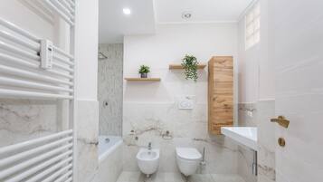 Badewanne, Haartrockner, Bidet, Handtücher