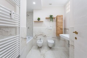 Baignoire, sèche-cheveux, bidet, serviettes fournies