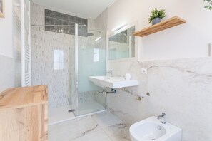 Baignoire, sèche-cheveux, bidet, serviettes fournies