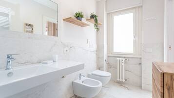 Badewanne, Haartrockner, Bidet, Handtücher