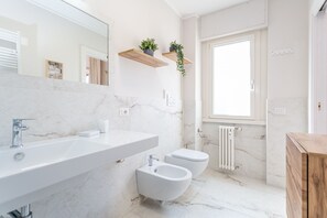 Baignoire, sèche-cheveux, bidet, serviettes fournies