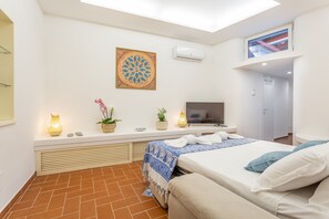 Iron/ironing board, free WiFi, bed sheets