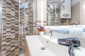 Dusche, Haartrockner, Handtücher