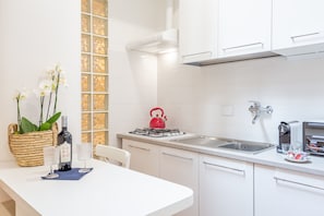 Fridge, oven, coffee/tea maker, electric kettle