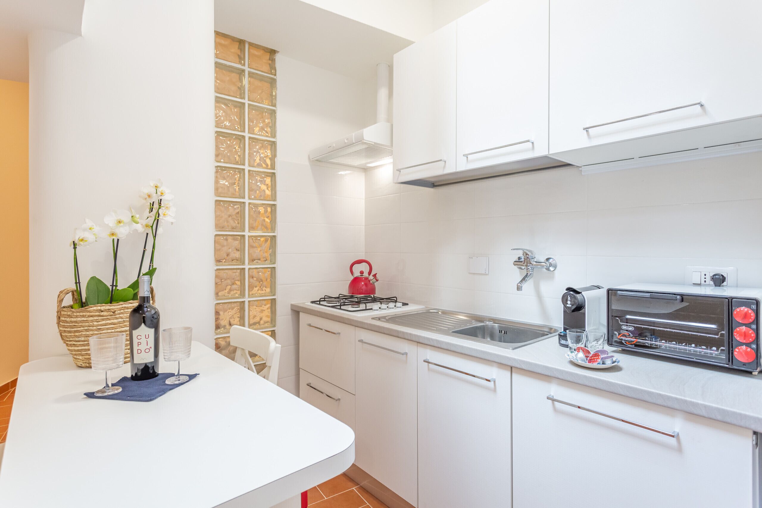 Fridge, oven, coffee/tea maker, electric kettle