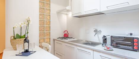 Réfrigérateur, four, cafetière/bouilloire, bouilloire électrique