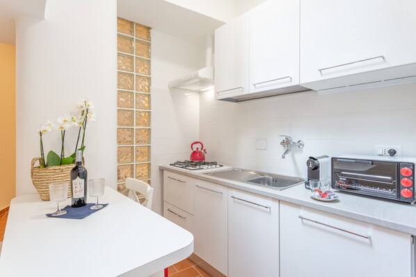 Fridge, oven, coffee/tea maker, electric kettle