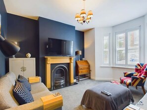 TV, offices - Seaside Cottage (Ryde)