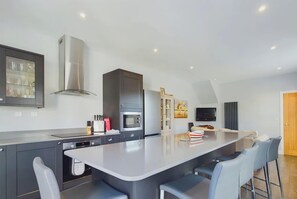 Fridge, microwave, oven, stovetop - Seaside Cottage (Ryde)