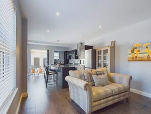 TV, offices - Seaside Cottage (Ryde)