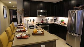 Réfrigérateur, micro-ondes, four, lave-vaisselle