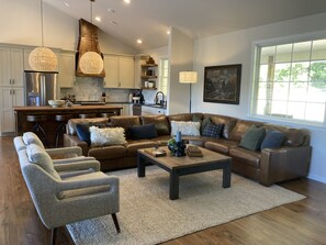 智能电视、壁炉、DVD 播放器、书