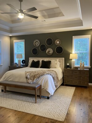 4 bedrooms, desk, iron/ironing board, free WiFi - Serene Luxury on a Quiet Cove (Titus)