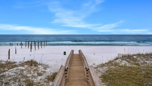 På stranden