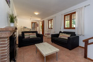 Een televisie en een open haard