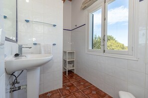 Bathtub, towels