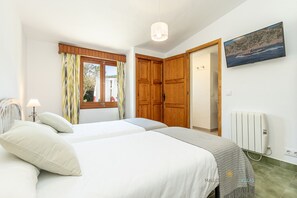 3 makuuhuonetta, tallelokero huoneessa, silitysrauta/-lauta