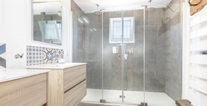 Shower, towels - La Sort Llarga by Mallorca North Villas (Pollensa / Pollença)